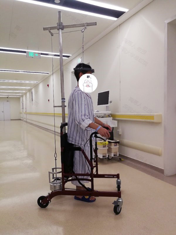 图片行动自如的脊柱侧弯halo头环牵引原创