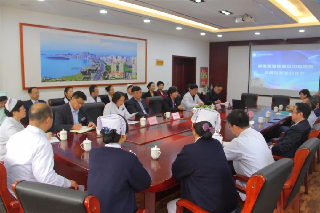 西海岸新区中心医院举行外聘专家签约仪式