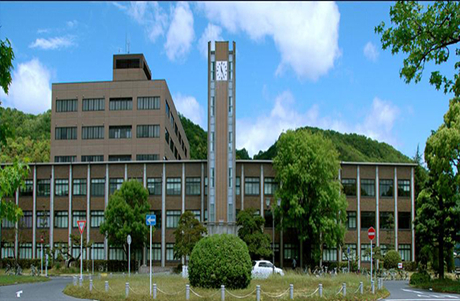 岡山大學(okayama university),簡稱岡大,坐落於日本岡山縣岡山市,是