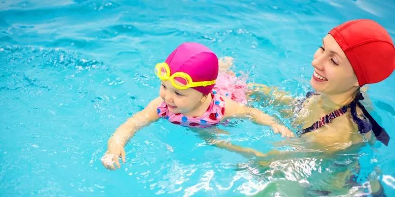 酷夏将临小宝宝们游泳讲究多不要被店家忽悠了