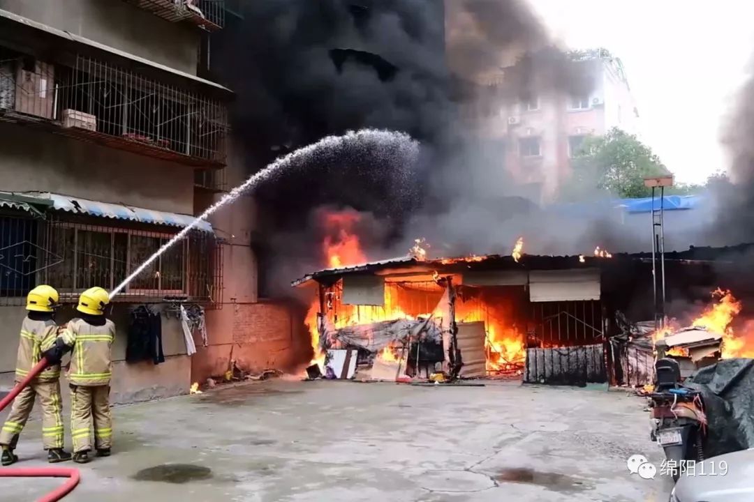 【权威发布】绵阳一小区车棚发生火灾 消防紧急扑救