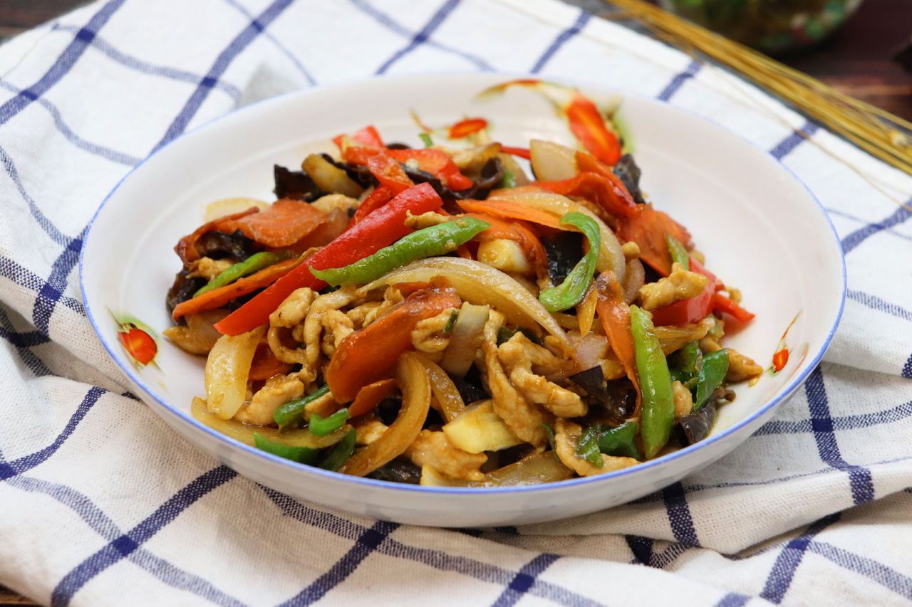 67五彩肉丝这道菜主打的是彩色五彩缤纷,让人看着能立马激起食欲.