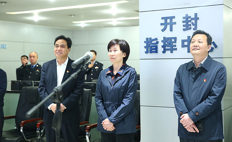 5月1日上午,开封市市委书记侯红专程到开封市公安局