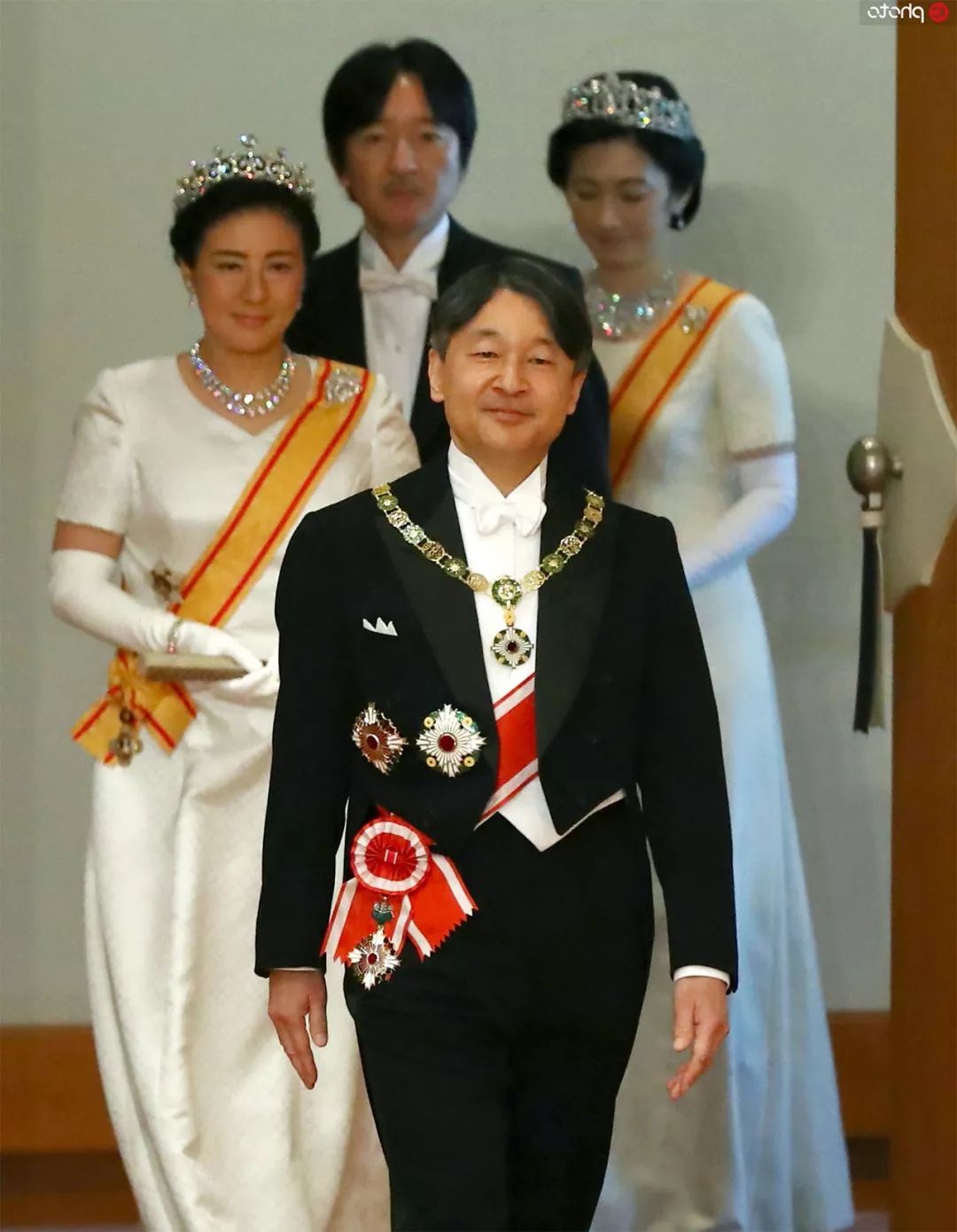 原创 日本新皇54岁弟弟成王储,不仅没笑容,还建议德仁自掏腰包即位