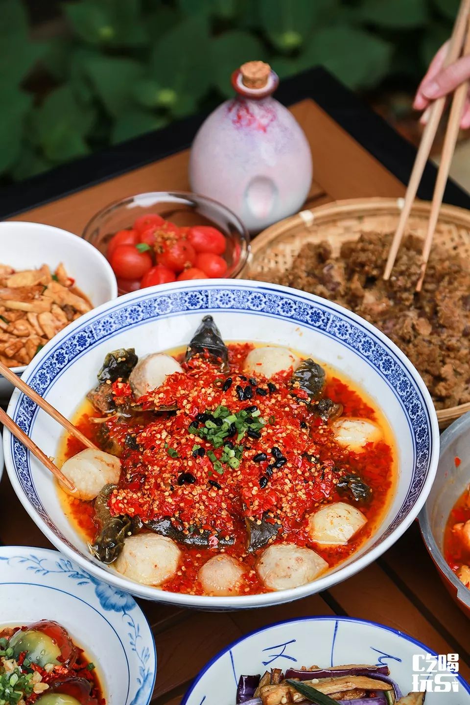 剁椒蒸水鱼店里有不下20几个坛子,只有一个从铜官买来能装150斤的大