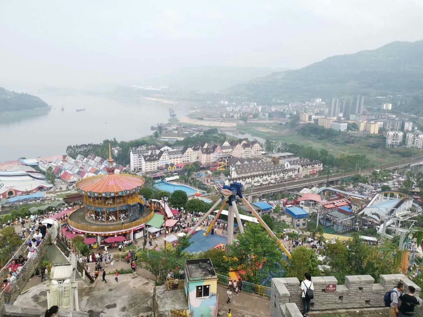 原创重庆涪陵版洪崖洞人从众20万游客打卡红酒小镇挤不动