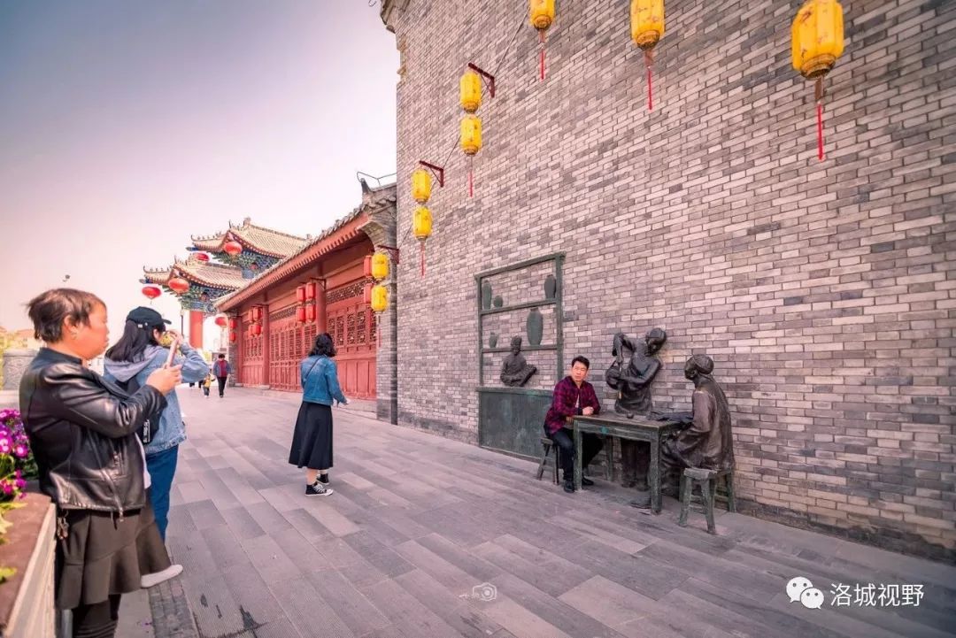 在市第一人民医院正南现在与新街隔瀍河东西相望明清时称铜驼街,民国