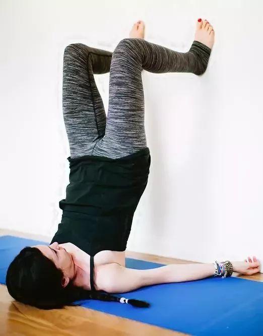 67仰卧在垫面上,臀部靠墙倒箭式双脚打开与髋同宽,慢慢的抬起髋部