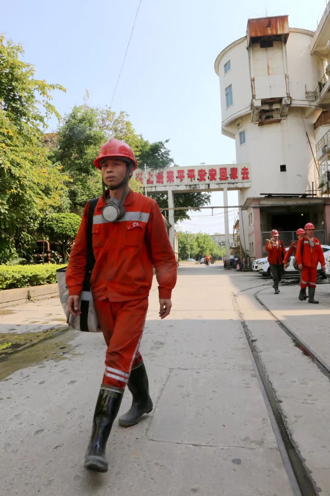 致敬见不到太阳的探索者650米矿井下的工作环境