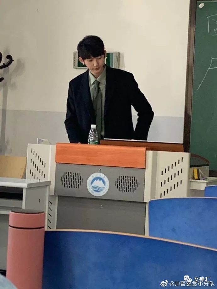 老师穿军装上课真的是a爆了啊啊啊简直不要太帅