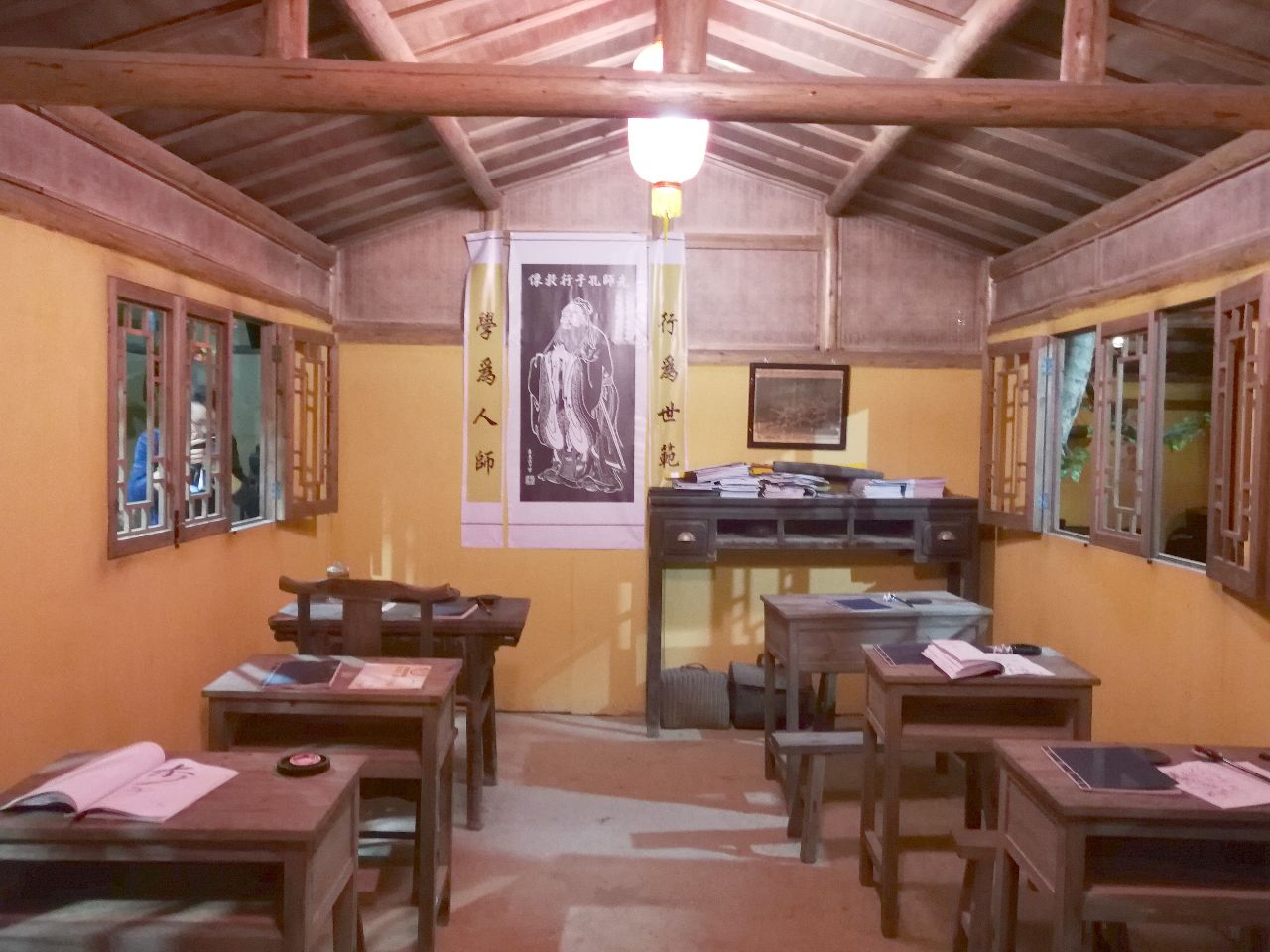 这是当年的学堂.走进学堂,这场景,难免让人触景生情.