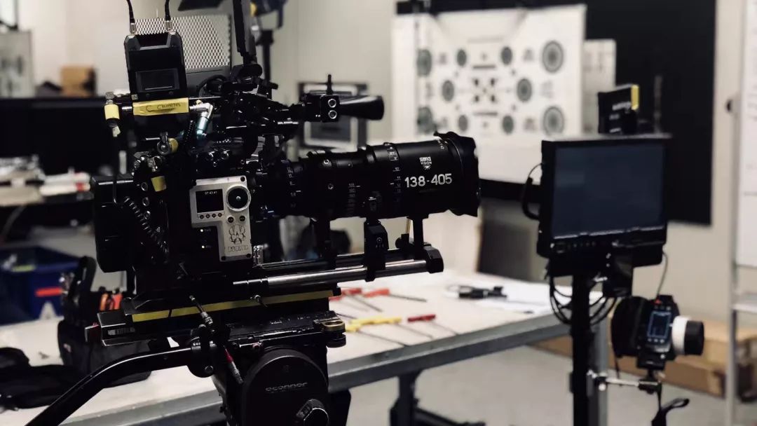 冯小刚新片新西兰开机，“挖角”张艺谋御用摄影师，黄轩演男主角