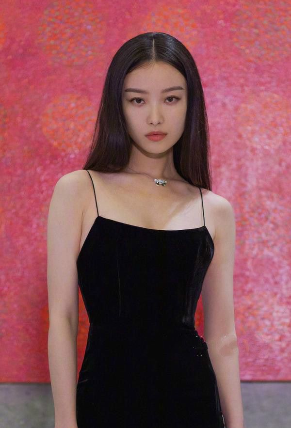 倪妮平胸也敢挑战黑裙,美不过普通人,差评!