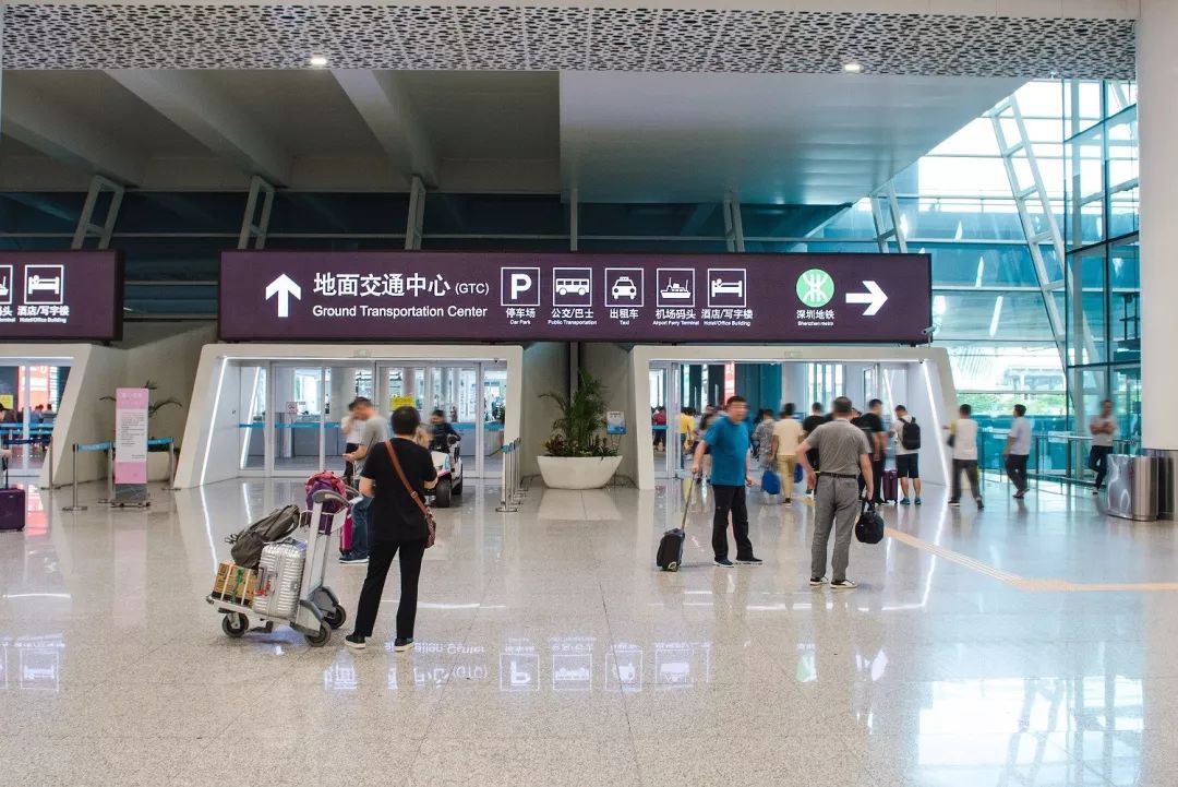 酒店(请按图片顺序前往酒店)乘坐地铁11号线到达机场站,选择地铁b出口