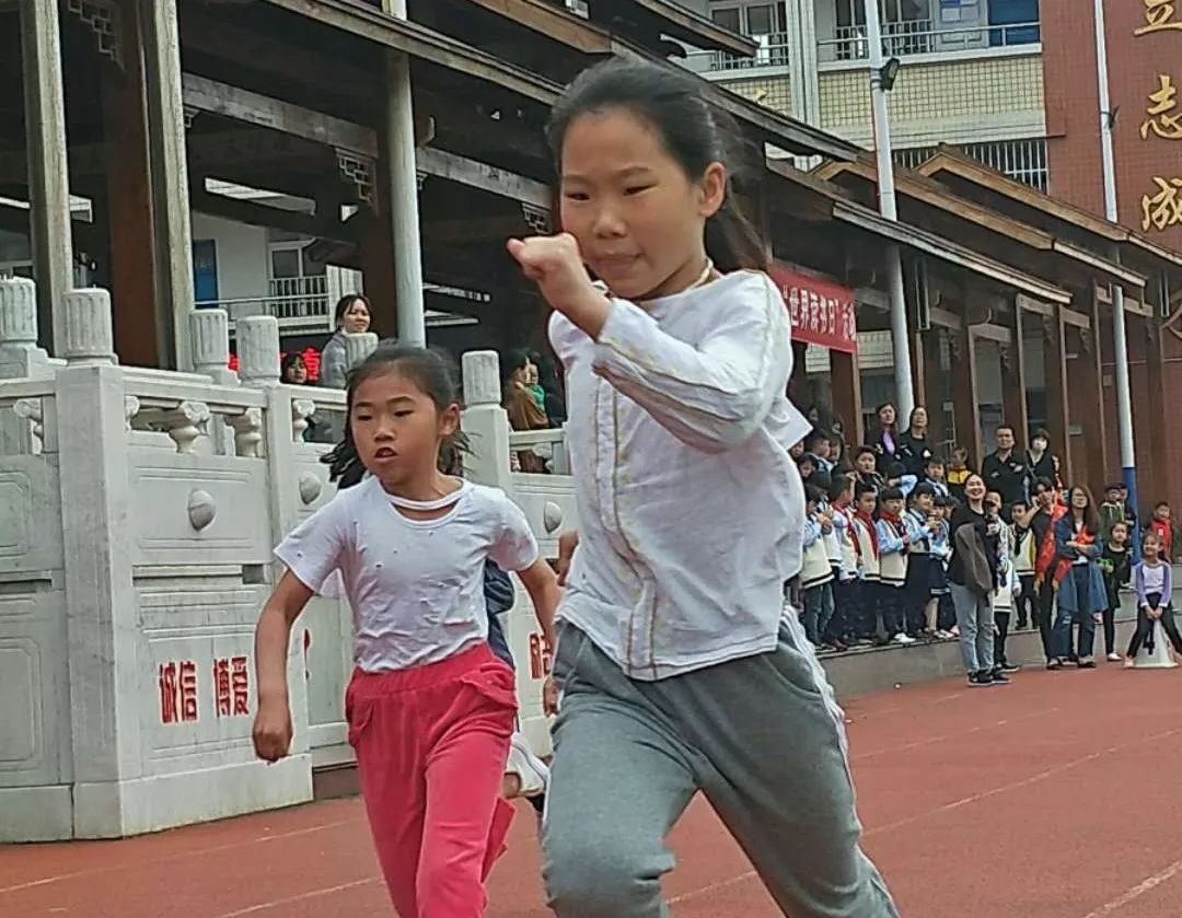 阳光体育健康成长平潭城中小学举行第五届学生田径运动会