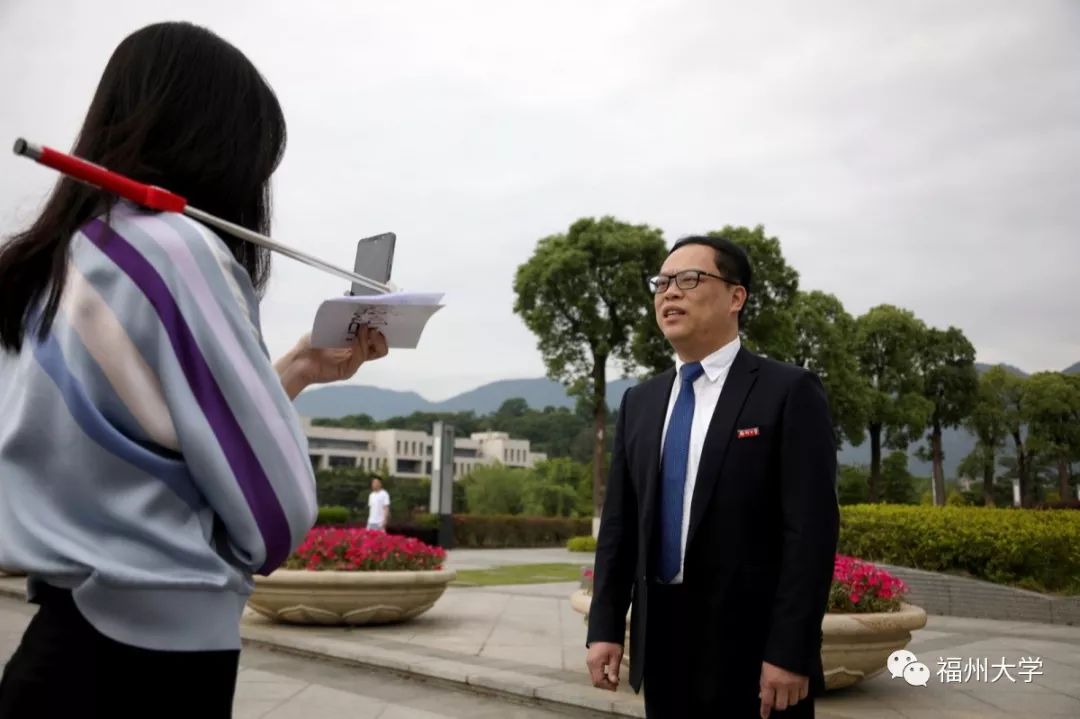 (杨黄浩副校长介绍学校概况)