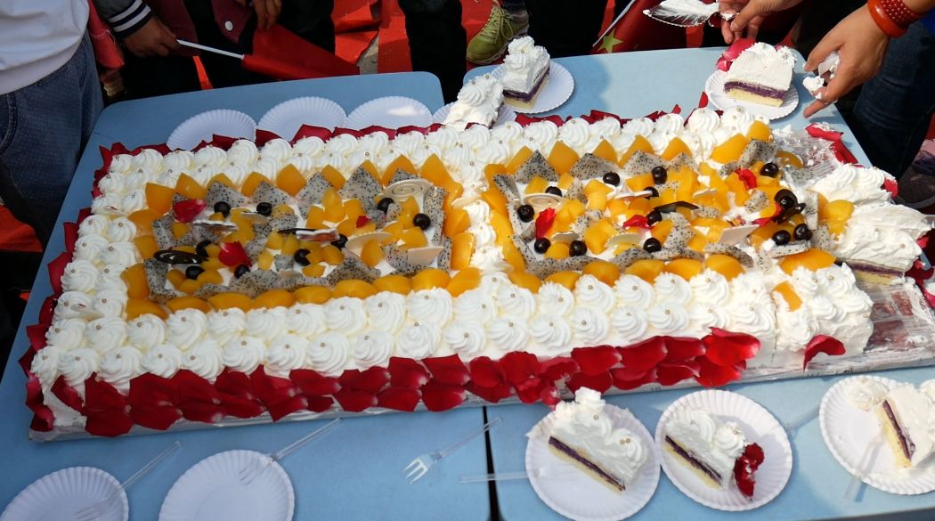 感动同心文化广场惊现大型生日蛋糕谁在这里高调过生日