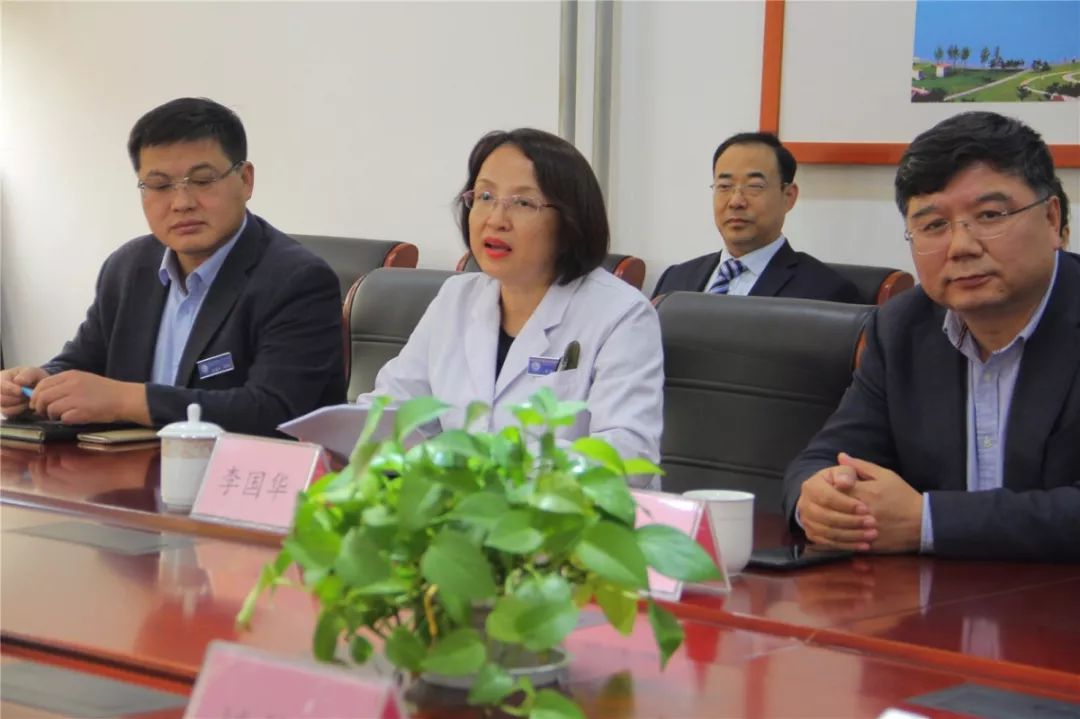 西海岸新区中心医院举行外聘专家签约仪式