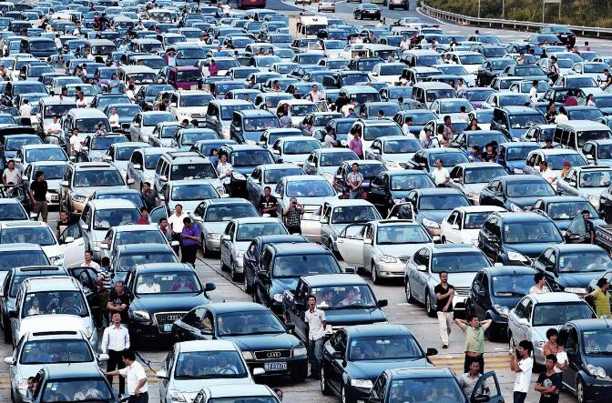 51高速堵车新能源车主要哭了这车让人怎么跑高速