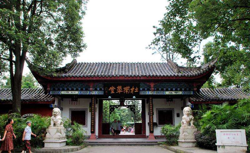 文化价值:成都杜甫草堂博物馆内珍藏有各类资料3万余册,文物2000余件.