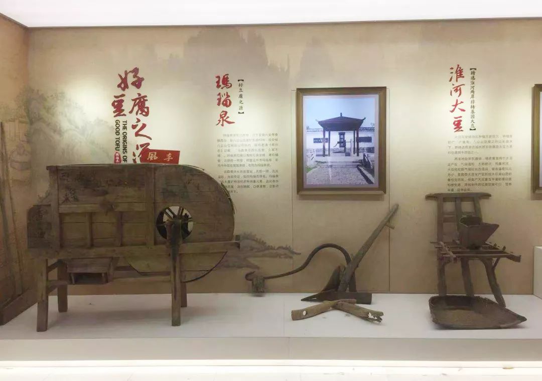 淮南八公山服务区打造全国高速公路首个豆腐主题文化馆,馆内矗立淮南