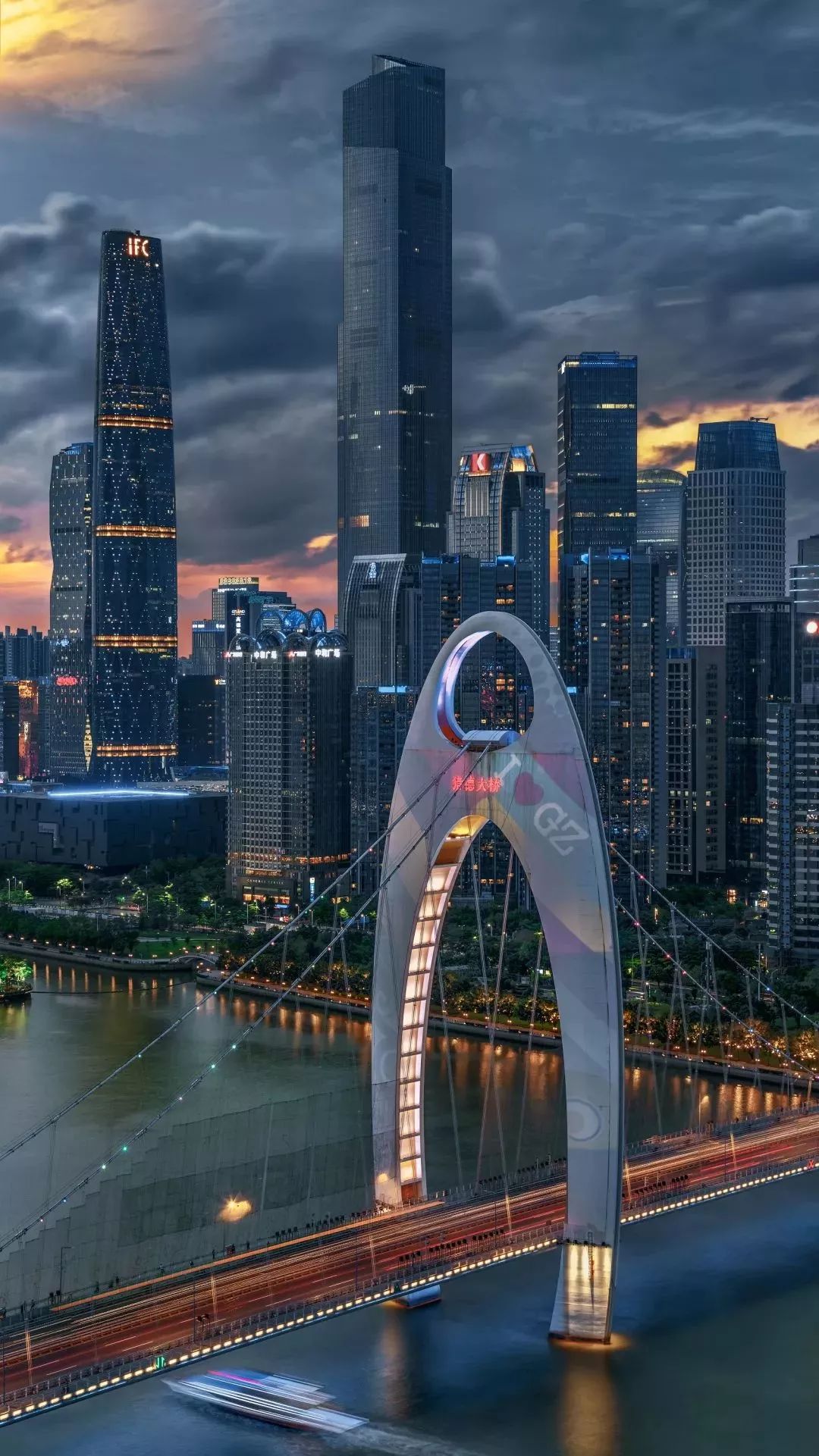 摄影/卢文 活力广州:一面繁华,一面古朴 广州这座城 高楼大厦之间包裹