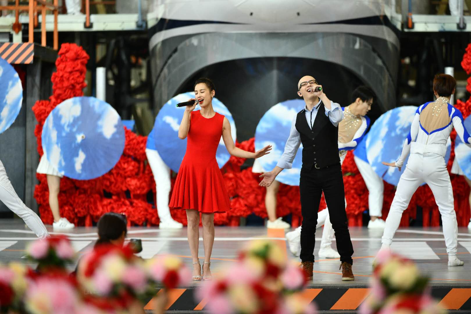 强势刷屏!平安再登新闻联播 央视五一晚会再唱《乘风破浪》