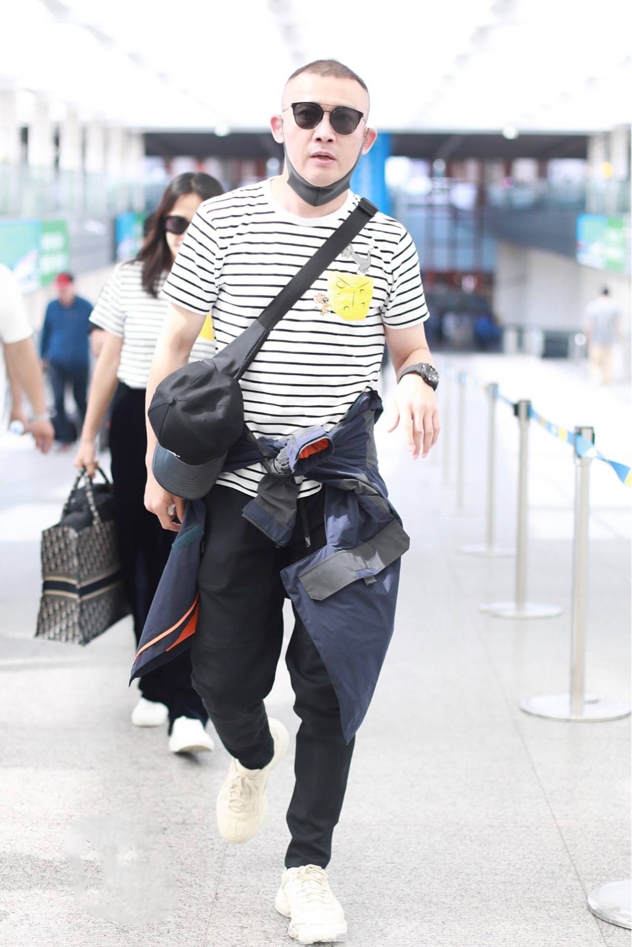 5月5日,聂远和妻子秦子越一起现身机场,这次也是毫不例外的休闲风穿搭