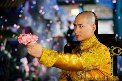 古代皇帝的龙袍从来都不洗,这是真的吗?皇上穿的不难受吗?