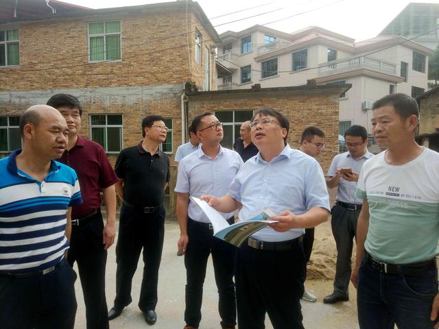 永定区副区长卢文阶带队前往陈东乡,古竹乡的新村建设现场和违建点