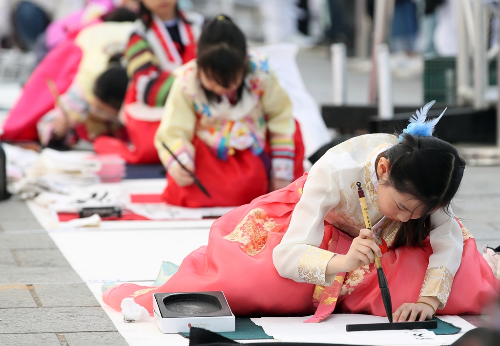 韩国庆祝儿童节 萌娃穿传统韩服挥豪写毛笔字-搜狐大视野-搜狐新闻