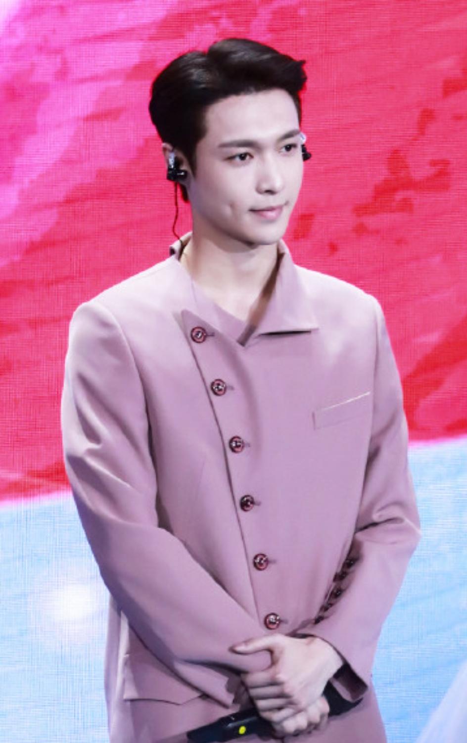 原创五四晚会群星闪耀杨幂学生装美翻张艺兴一身粉衣帅翻全场