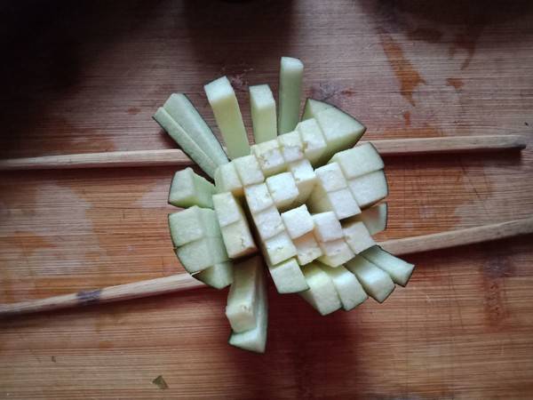 茄子切花刀,不要切到底3.蒜苔切小段2.准备食材1.