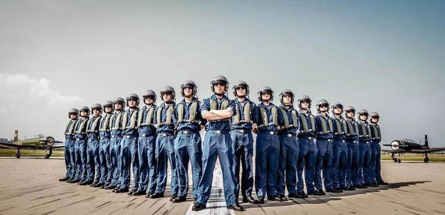 揭秘:为何战斗机飞行员重伤术后还可以飞,招飞时有疤痕就不要?