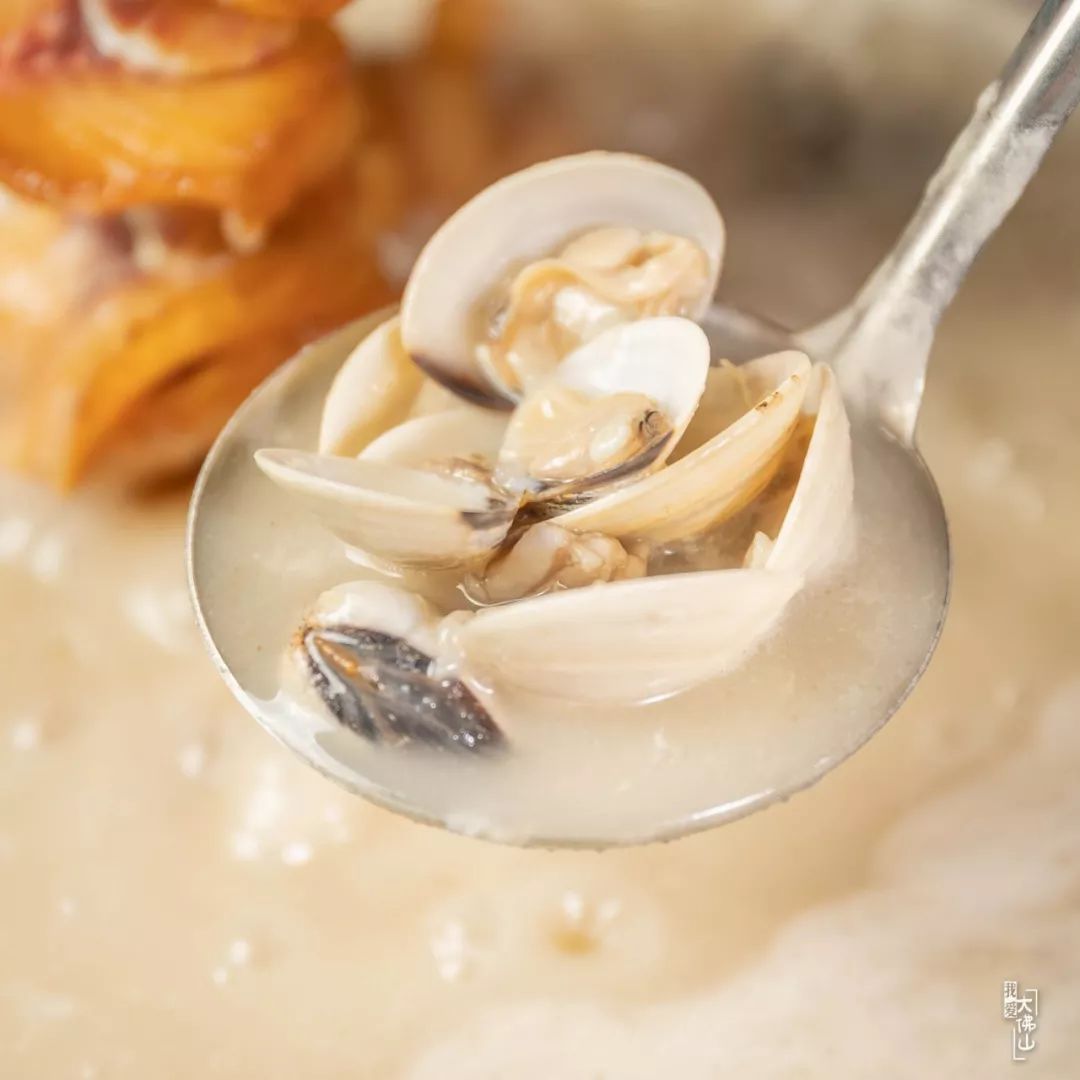 由白贝,鱼骨熬制,一勺下,一勺起