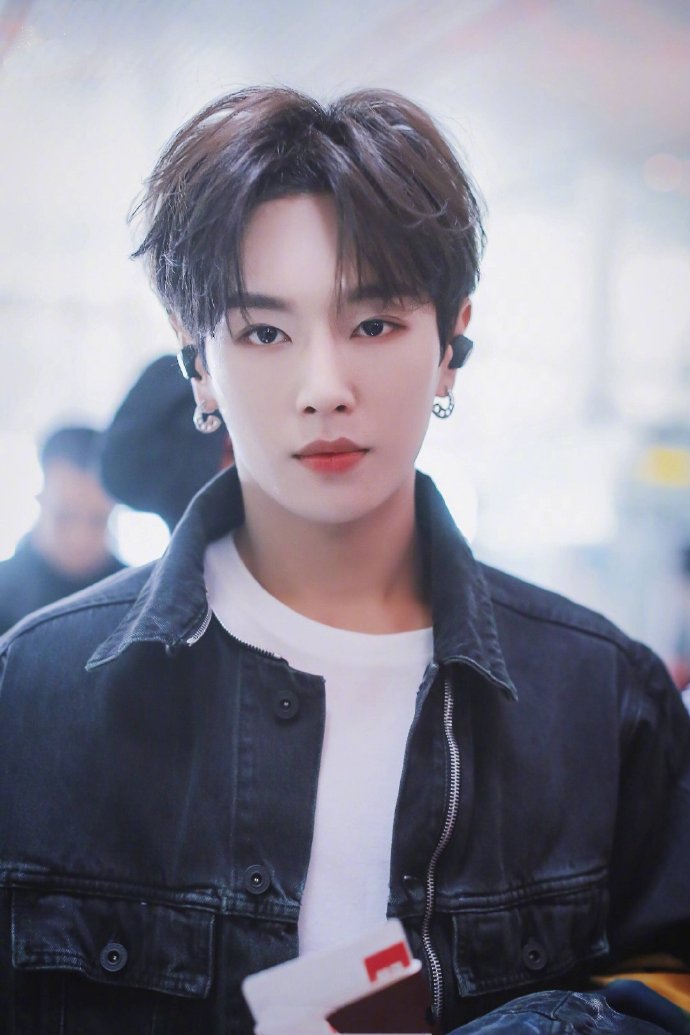 李汶翰机场出发剧透清新干爽时尚劲酷