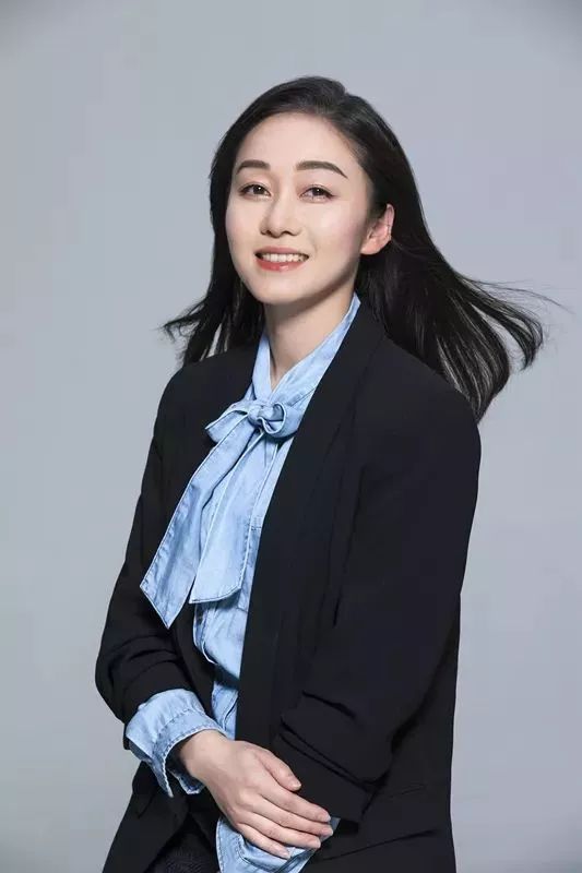 师承越剧吕派,工花旦,国家一级演员.