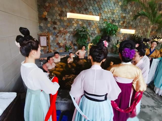 游客正在温泉池里泡温泉 突然闯进来一群古装美女 她们要干嘛 活动