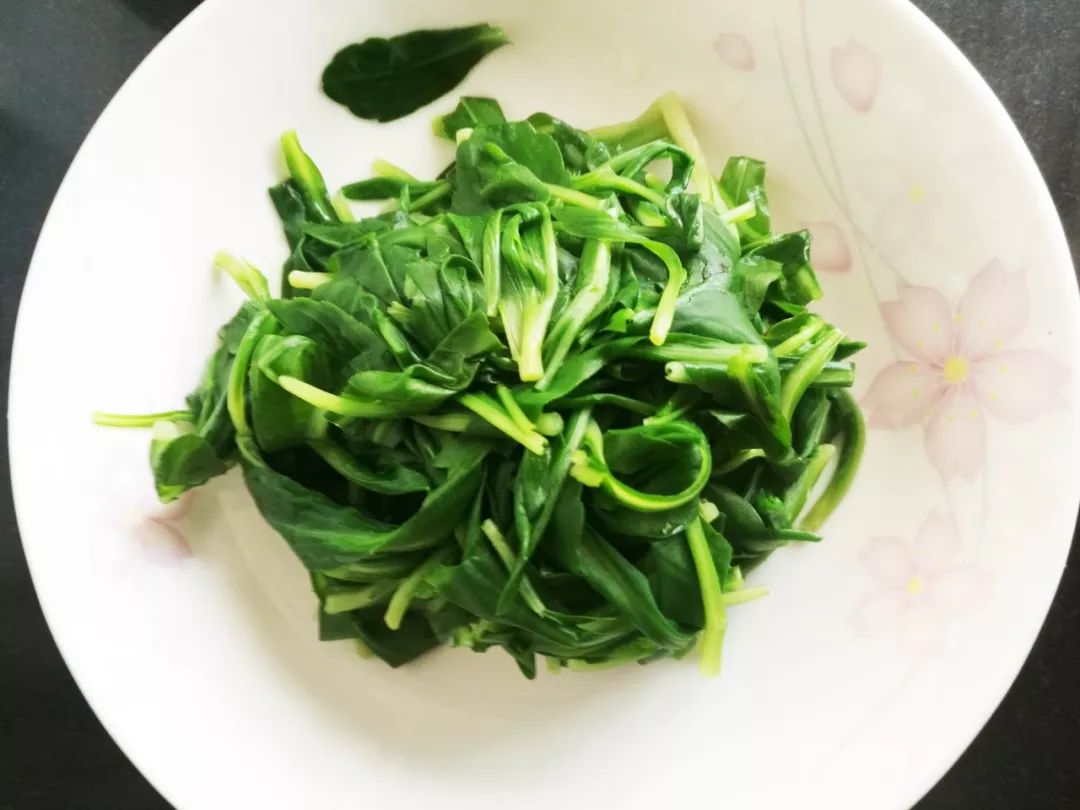 這種野菜農村到處都是,它能清熱解毒,把它做成野菜餅特別好吃!_馬蘭頭