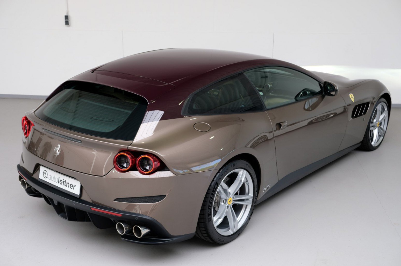 稀有的车身颜色浅棕色63升v12发动机法拉利gtc4lusso