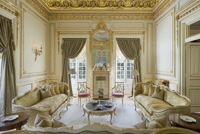 "s"或涡券形曲线,这与洛可可风格大量运用贝壳,花束,花环等自然元素的