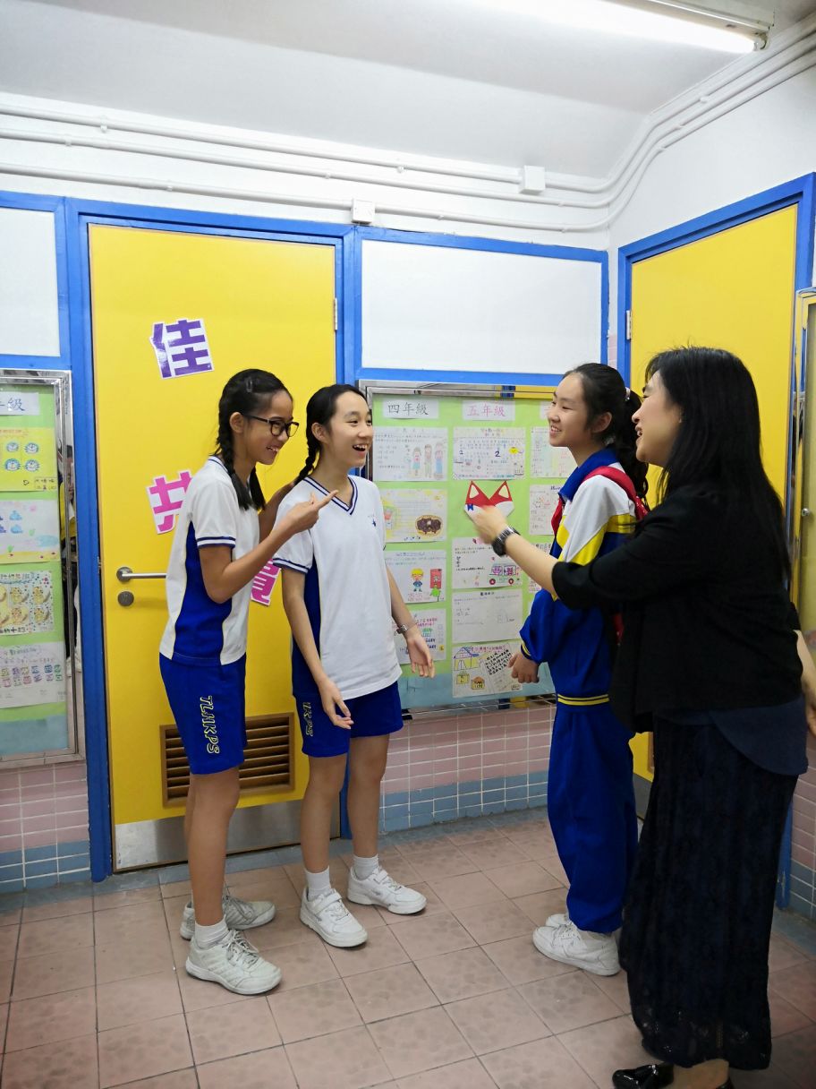 学生互相交流玩耍↑访港师生与香港真光中学(小学部)领导合影↑五年(4