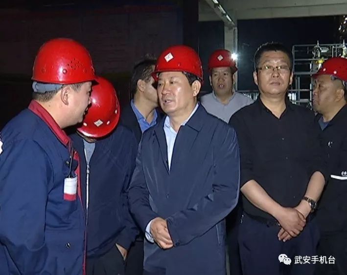 强延峰夜查大气污染防治和安全生产工作