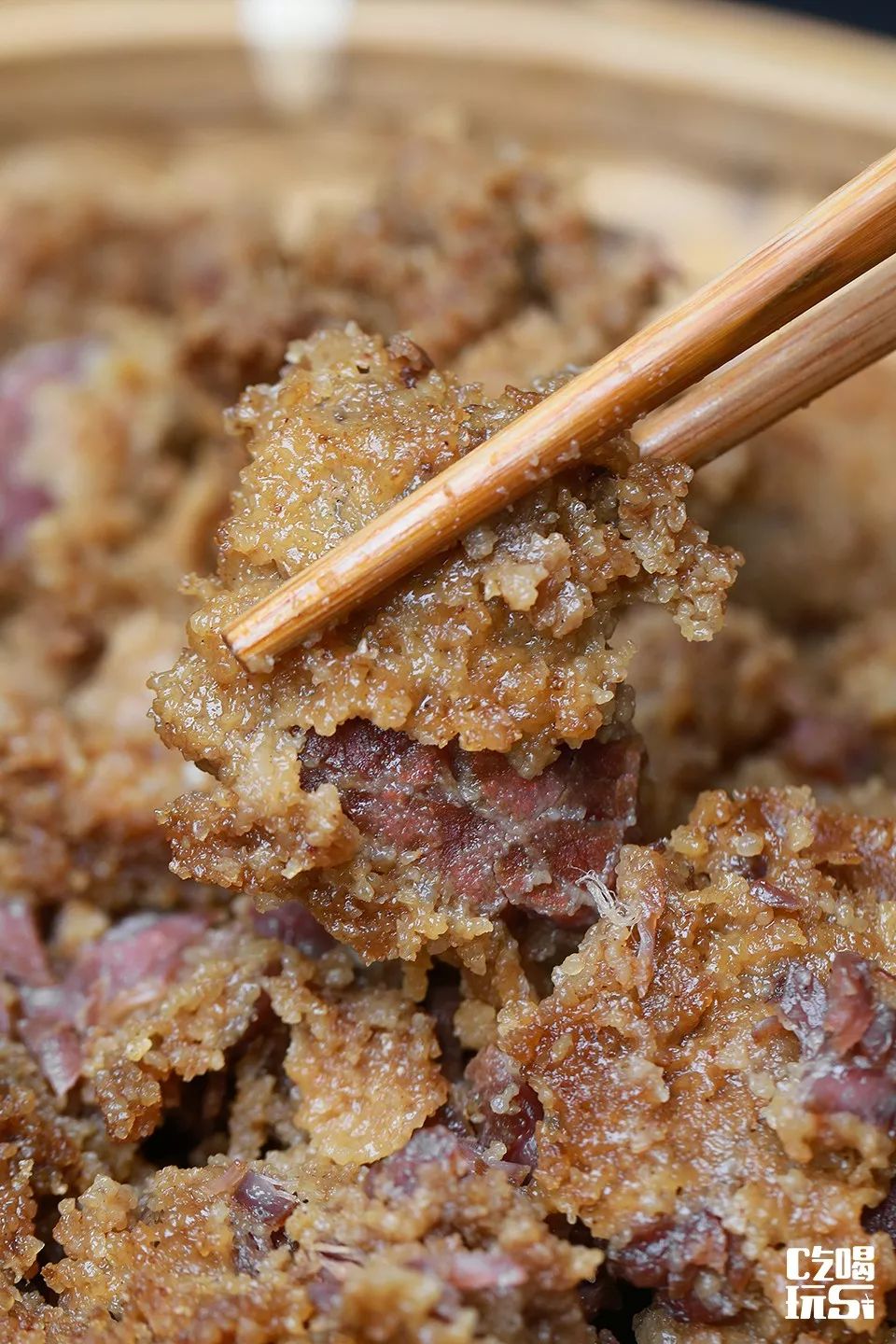 不同于粉蒸猪肉的油腻,粉蒸牛腩蒸得恰到好处,这扎实大份的牛腩吃起来