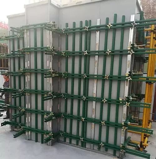 柱转角处与主龙骨连接用销子固定,使墙角处达到90°保证加固剪力墙