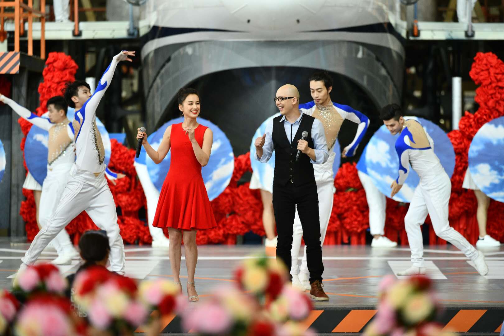 强势刷屏!平安再登新闻联播 央视五一晚会再唱《乘风破浪》