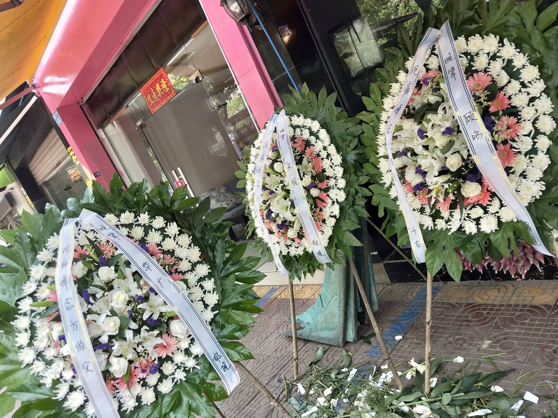 如何选购花圈 选购的花圈要怎么送