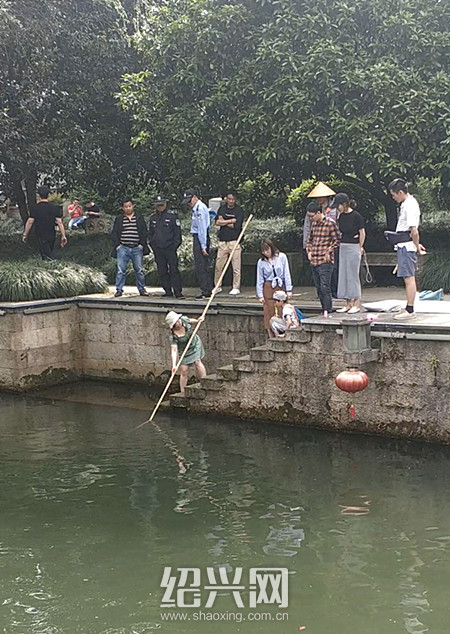 河边游玩 一女子三星s8手机不慎掉到河里