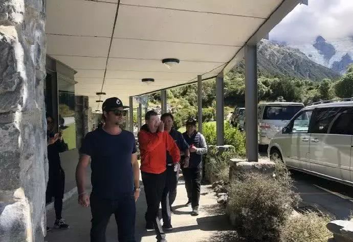 冯小刚新片新西兰开机，“挖角”张艺谋御用摄影师，黄轩演男主角