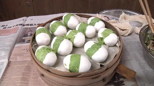 除了丰富多彩的非遗体验 ,民俗表演,大同古镇的传统美食和特色商品也